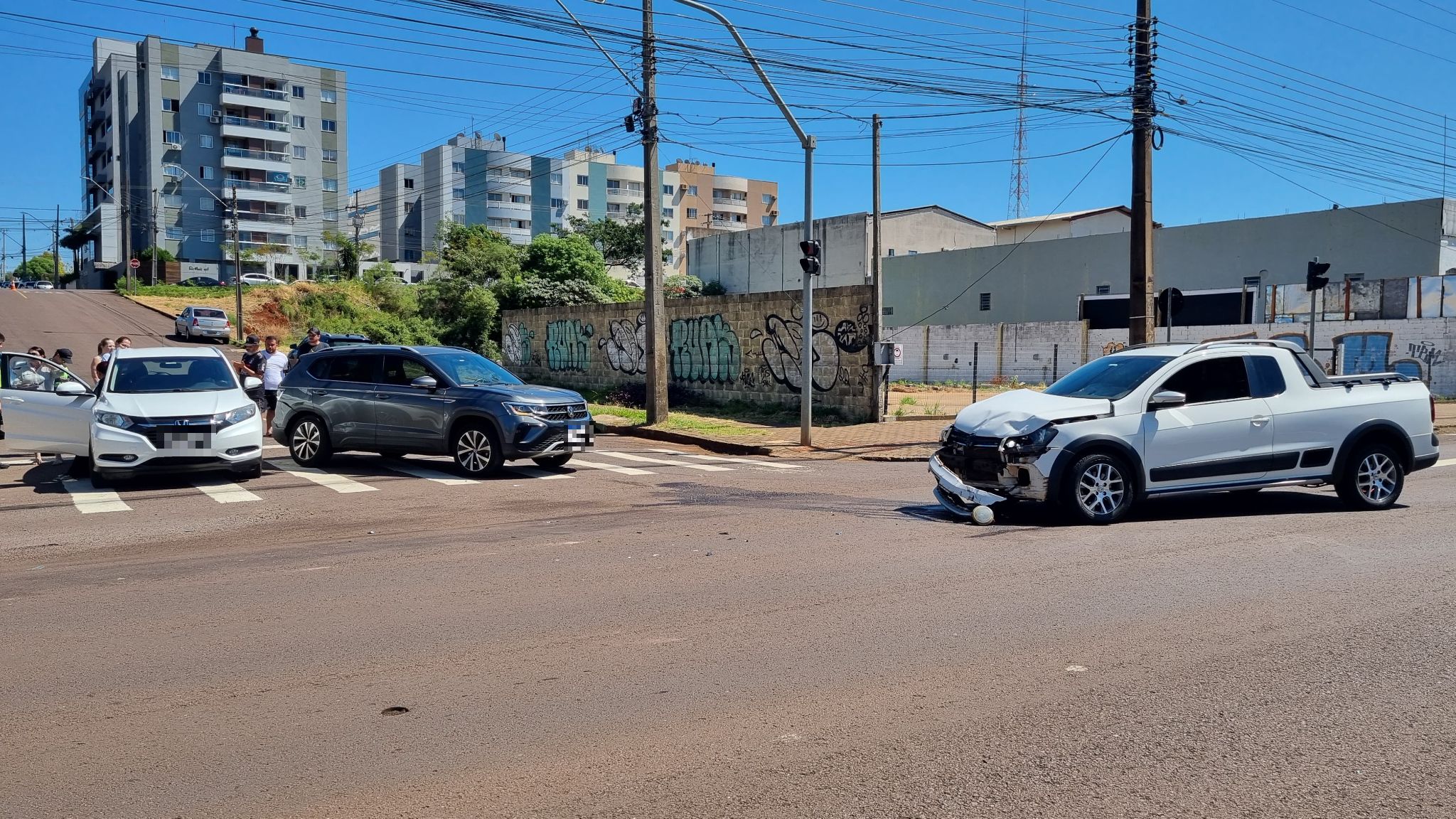 Acidente entre três veículos é registrado na Avenida Tancredo Neves Acidente entre três veículos é registrado na Avenida Tancredo Neves