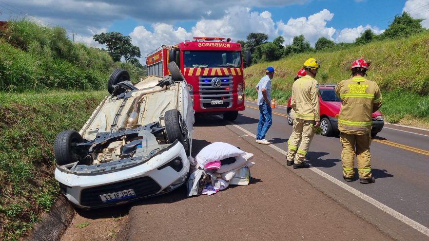 Capotamento mobiliza Corpo de Bombeiros na BR-277, em Cascavel