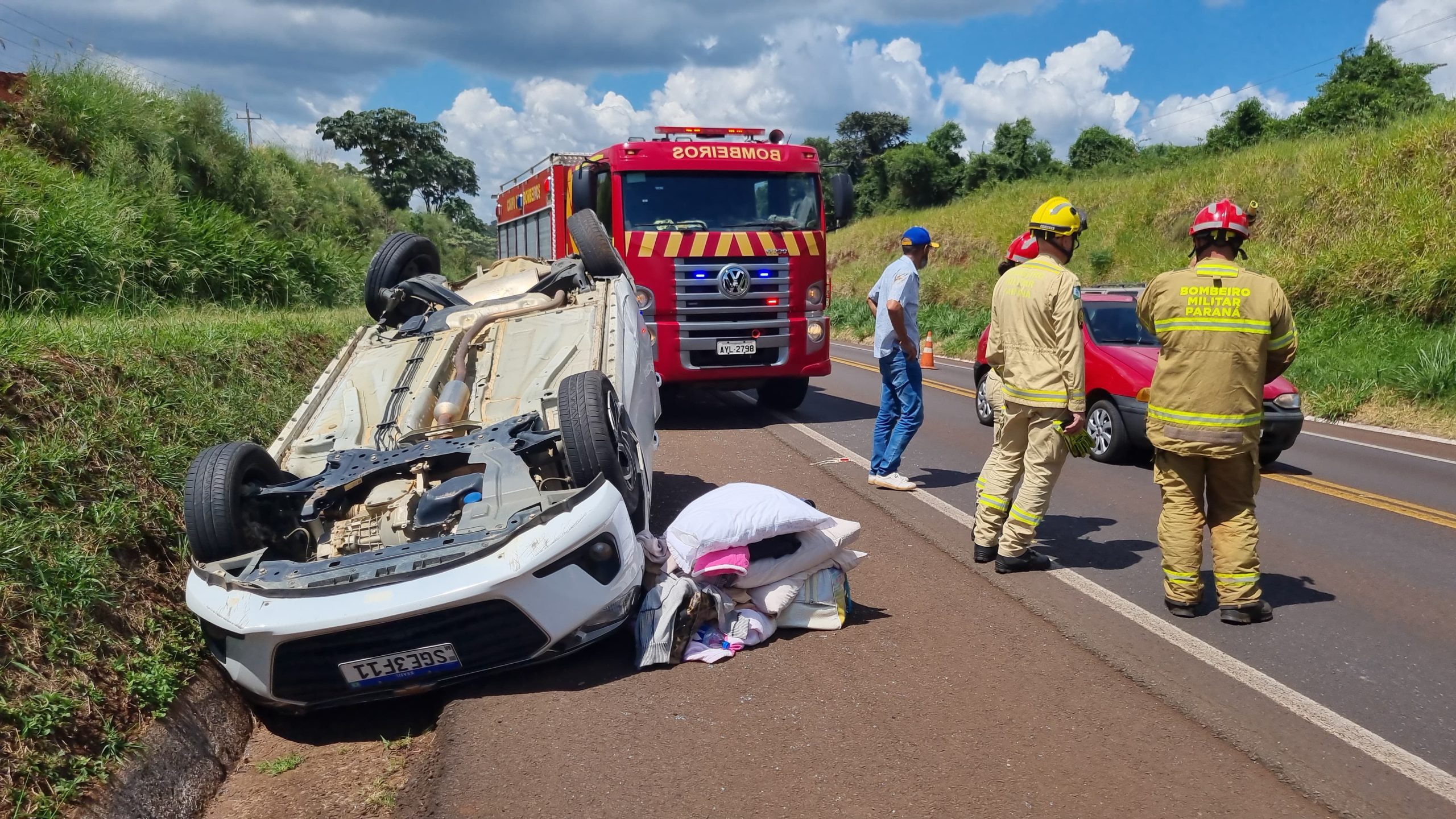 Capotamento mobiliza Corpo de Bombeiros na BR-277, em Cascavel