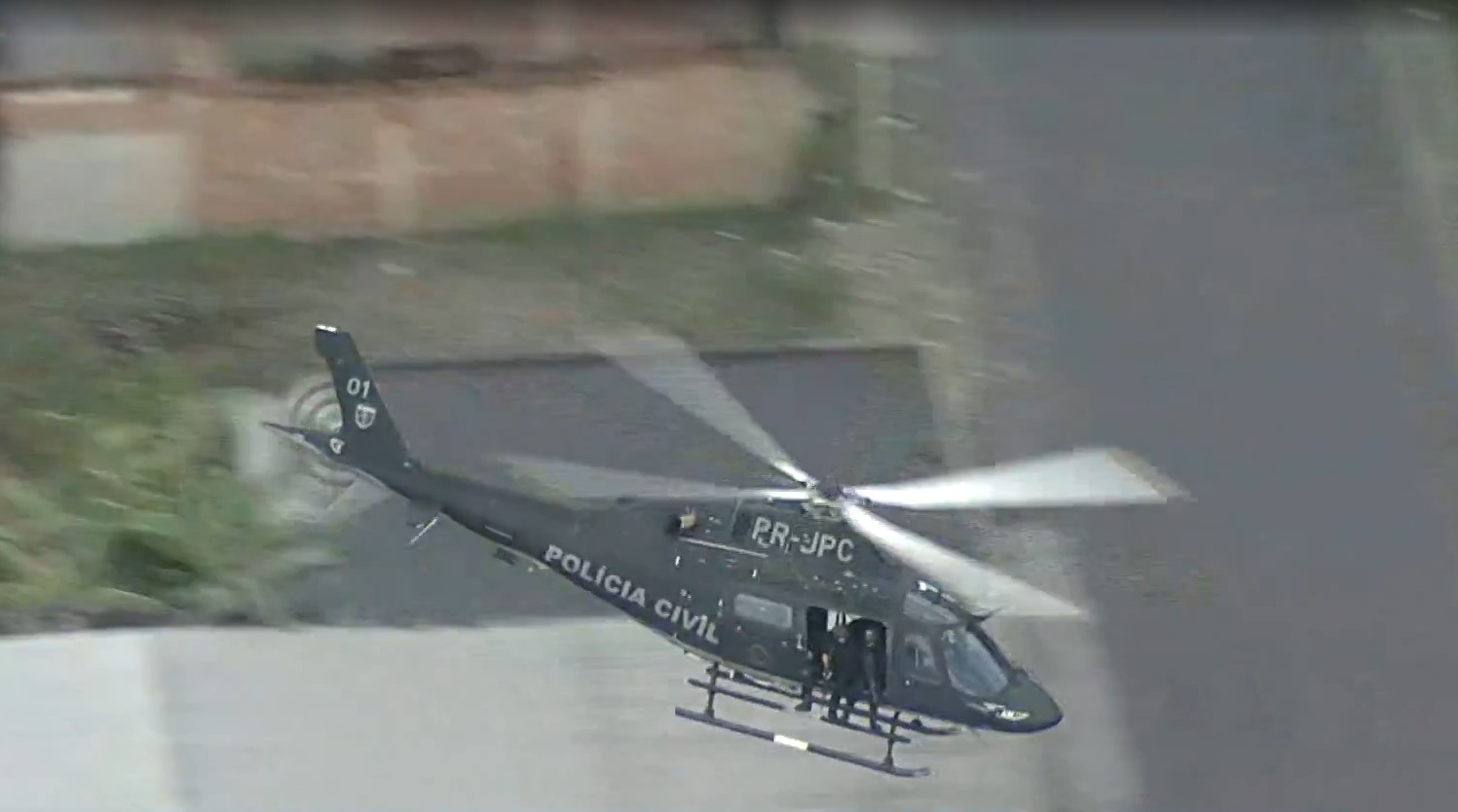 Copiloto de helicóptero da Policia Civil do RJ é baleado na cabeça durante voo