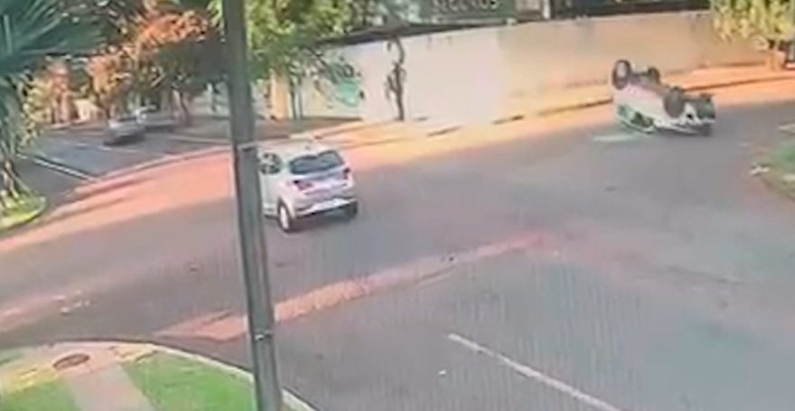 Câmera flagra Fiat Mobi capotando em acidente no Centro