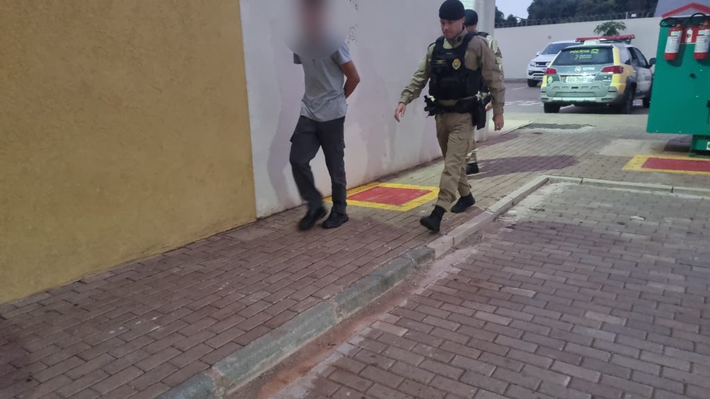Rapaz é abordado ao ser flagrado fumando cigarro de maconha