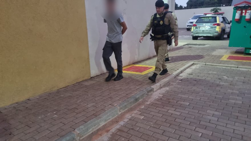 Rapaz é abordado ao ser flagrado fumando cigarro de maconha