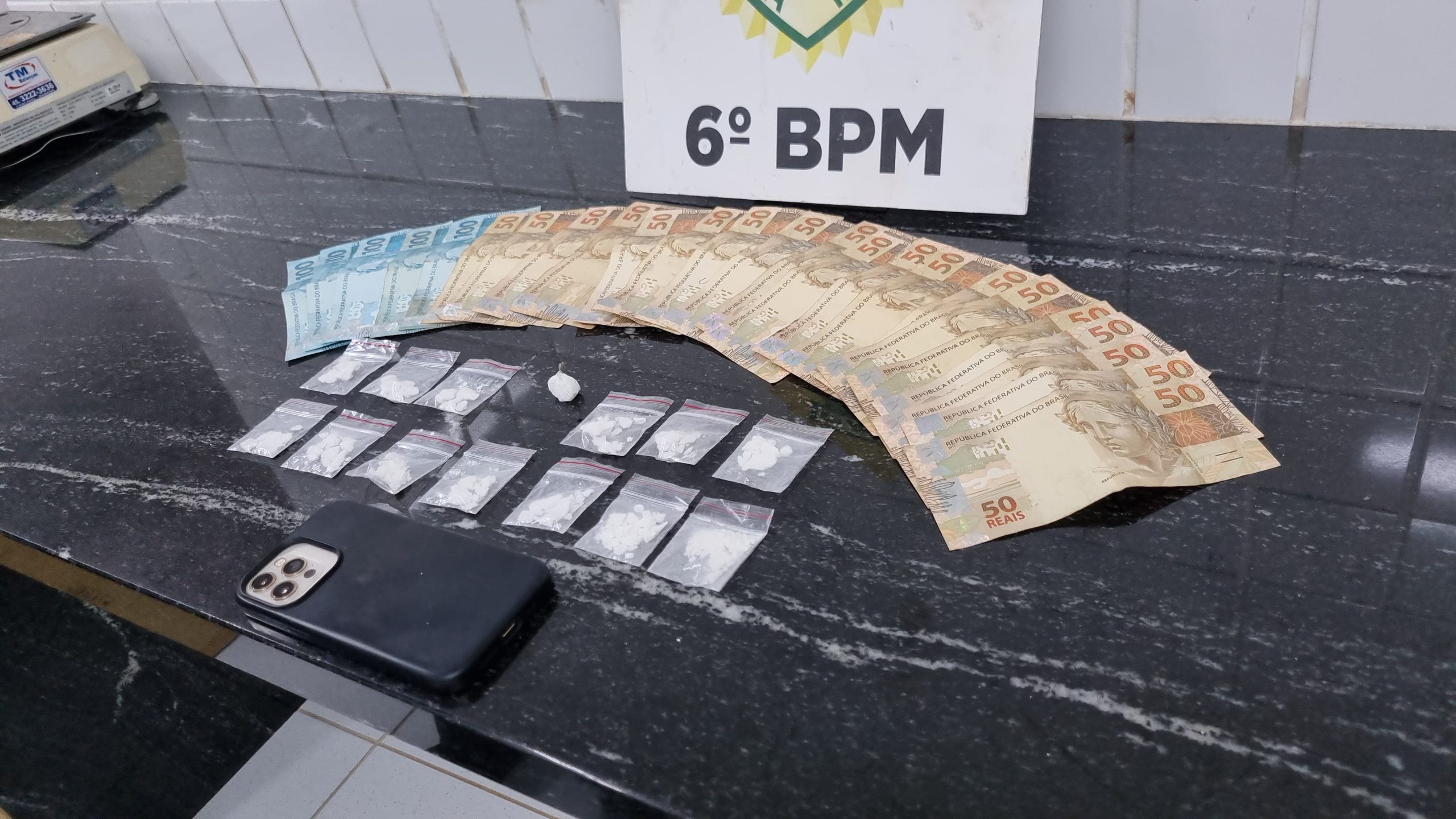 Em posse de drogas, homem é preso pelo Choque no Bairro Morumbi