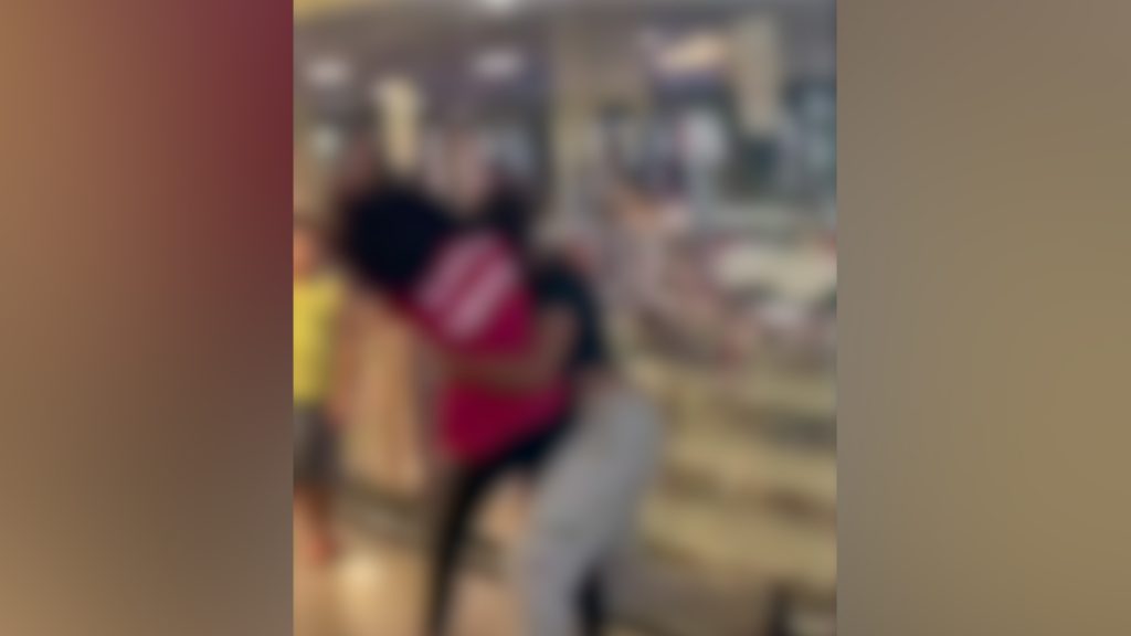 Adolescentes saem no soco dentro do mercado do Bairro Floresta