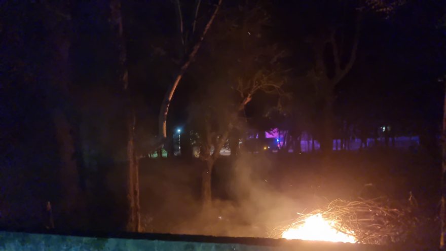 Bombeiros combatem incêndio em área de vegetação na Avenida Guaíra