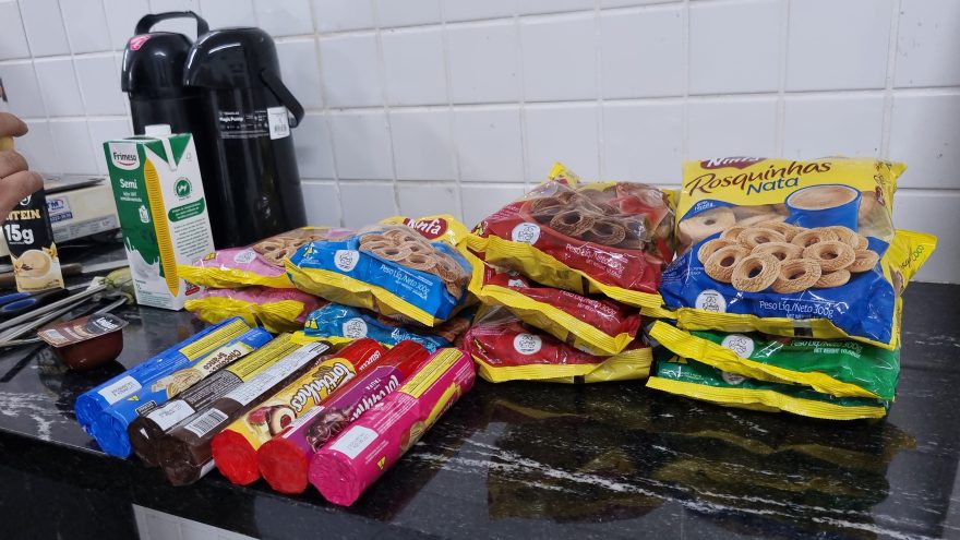 Não vai rolar o lanchinho! Homem invade empresa e tenta furtar alimentos de trabalhadores