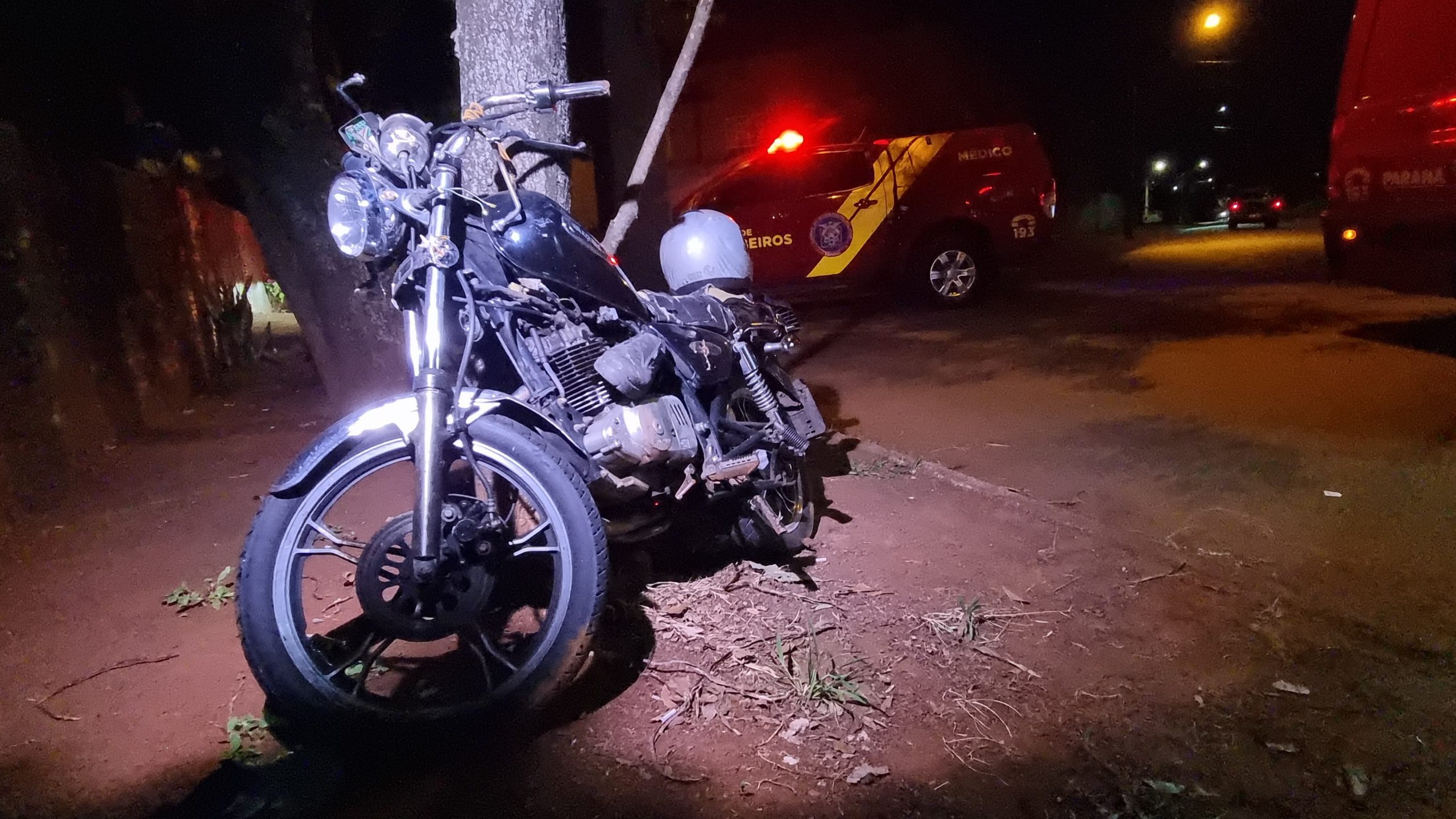 Motociclista bate em árvore no Cascavel Velho; socorristas e médico são chamados