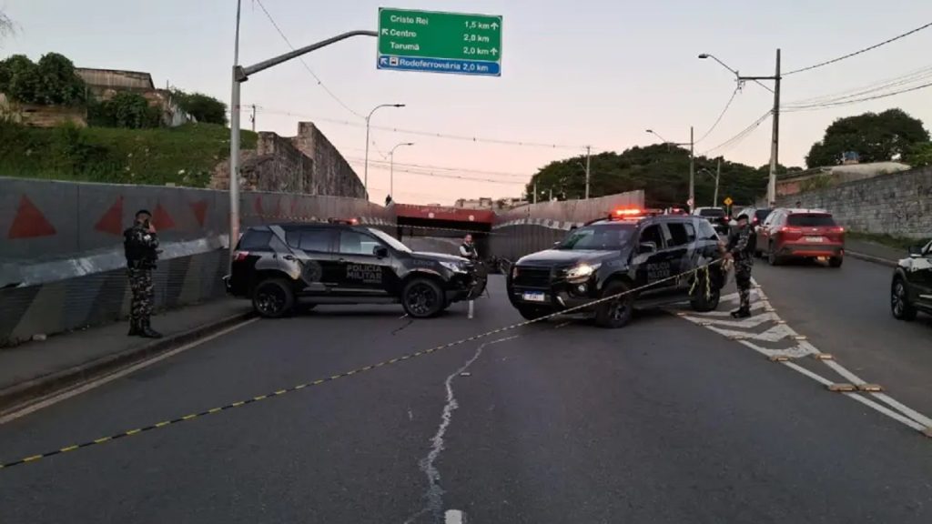 Suspeito de assaltos em Curitiba é morto em confronto com a RONE em região movimentada do Prado Velho
