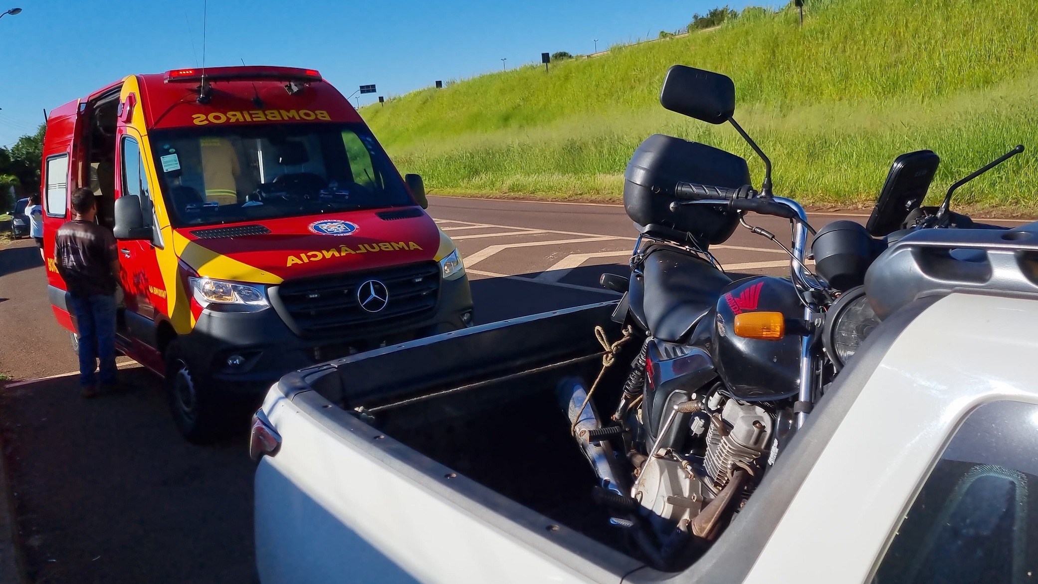 Pneu estoura e garupa de motocicleta fica ferida na PRc-467, em Cascavel
