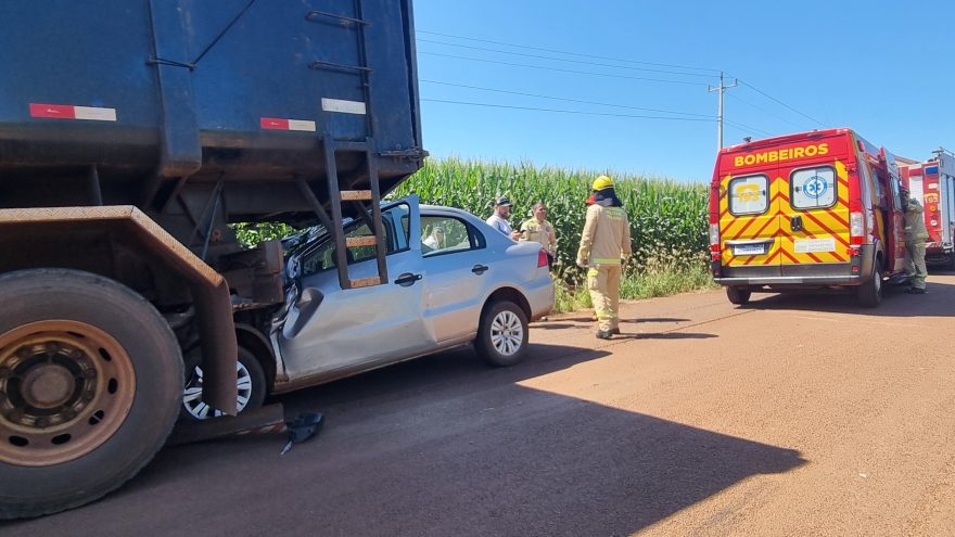 Voyage fica destruído ao colidir com traseira de caminhão carregado com esterco