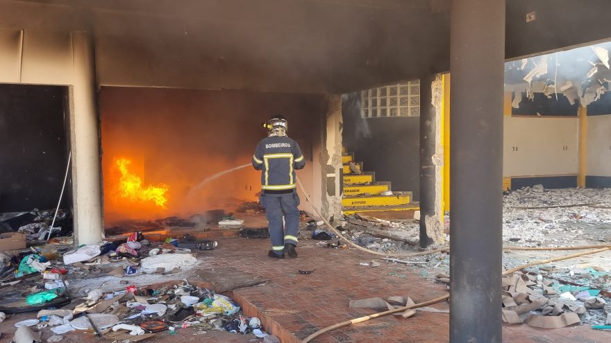 Bombeiros apagam fogo em entulhos em imóvel abandonado no Centro