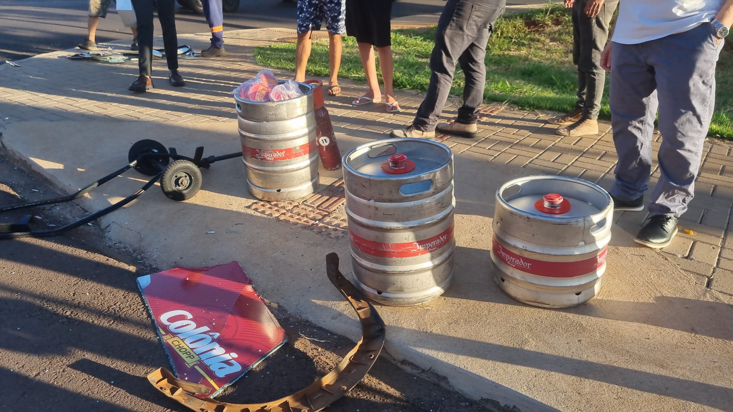 Fim de semana cancelado: carro do chopp se envolve em acidente em Cascavel