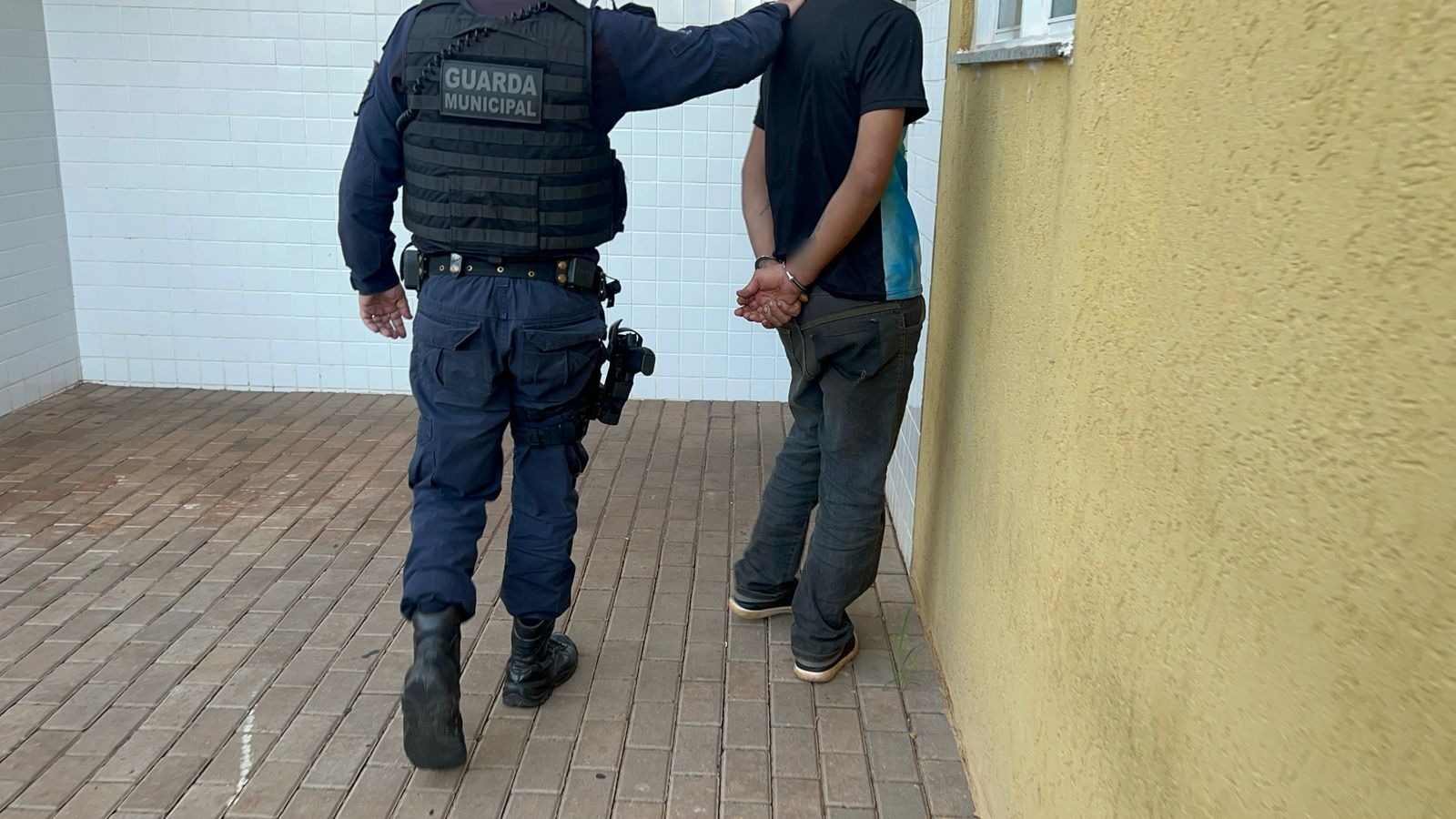 Homem com mandado de prisão em aberto por furto é detido pela GM no Bairro Cancelli