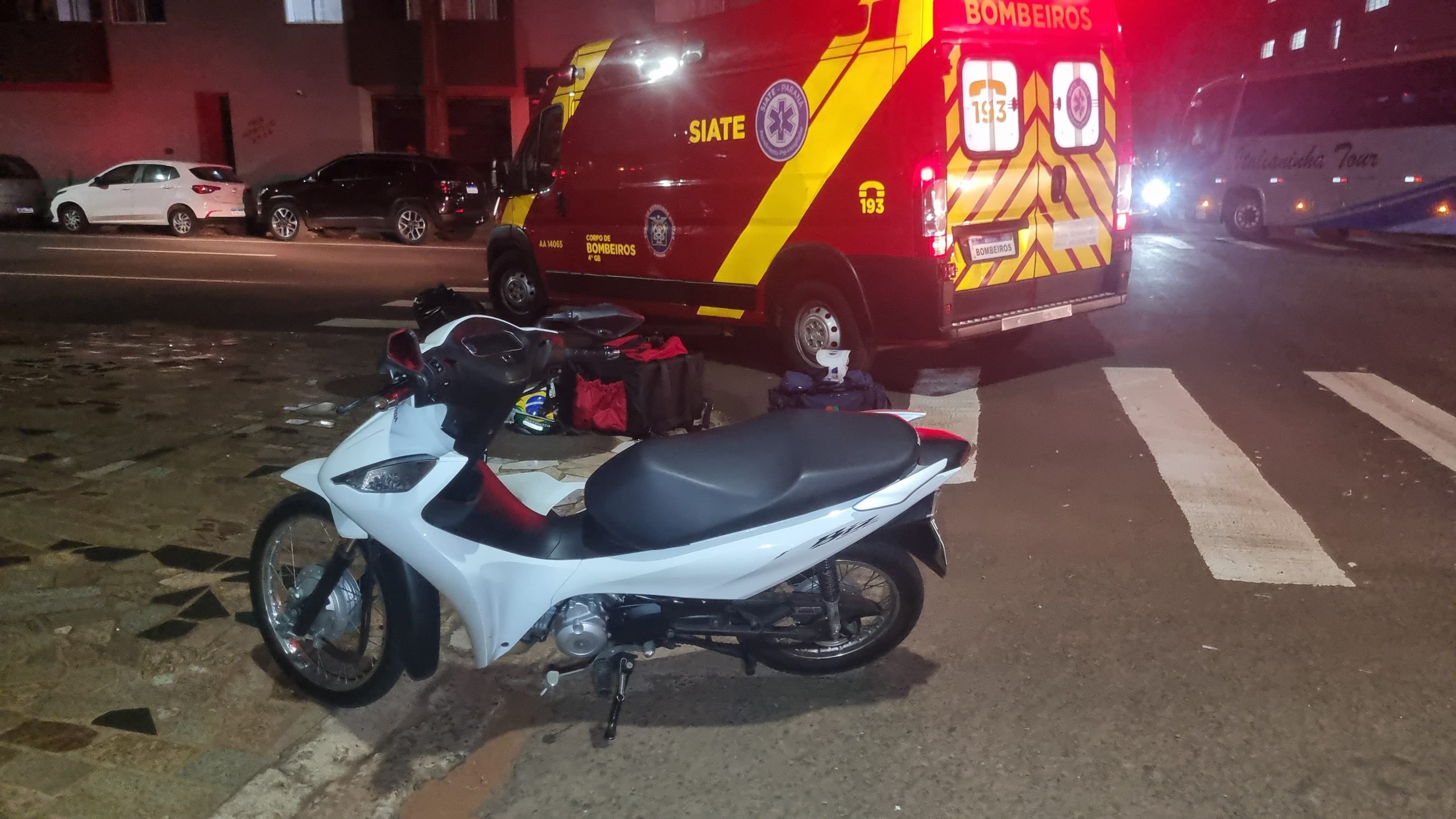 Carro e moto batem em cruzamento no Centro e entregador fica ferido