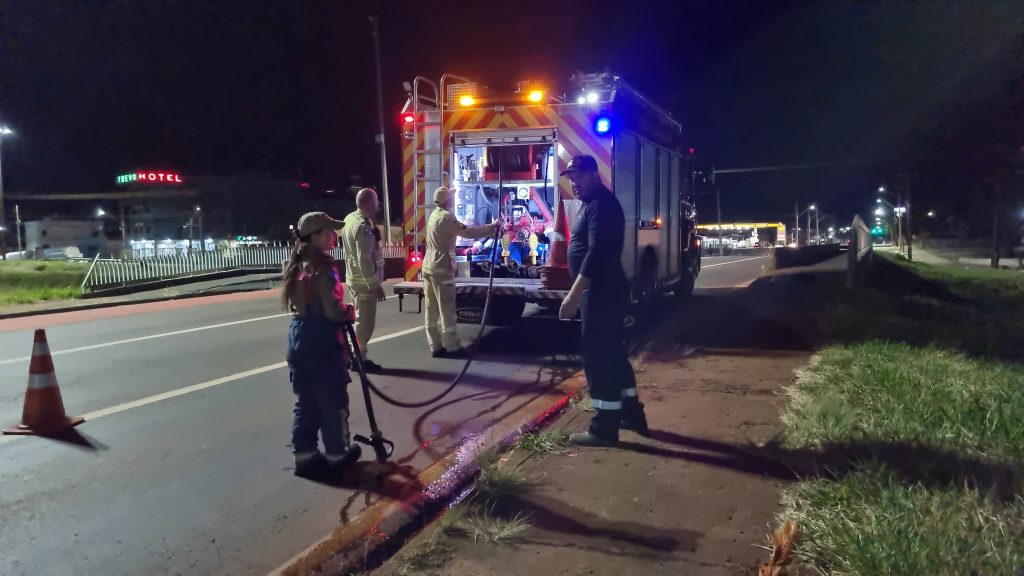 Corpo de Bombeiros contém incêndio ambiental na Av. Carlos Gomes