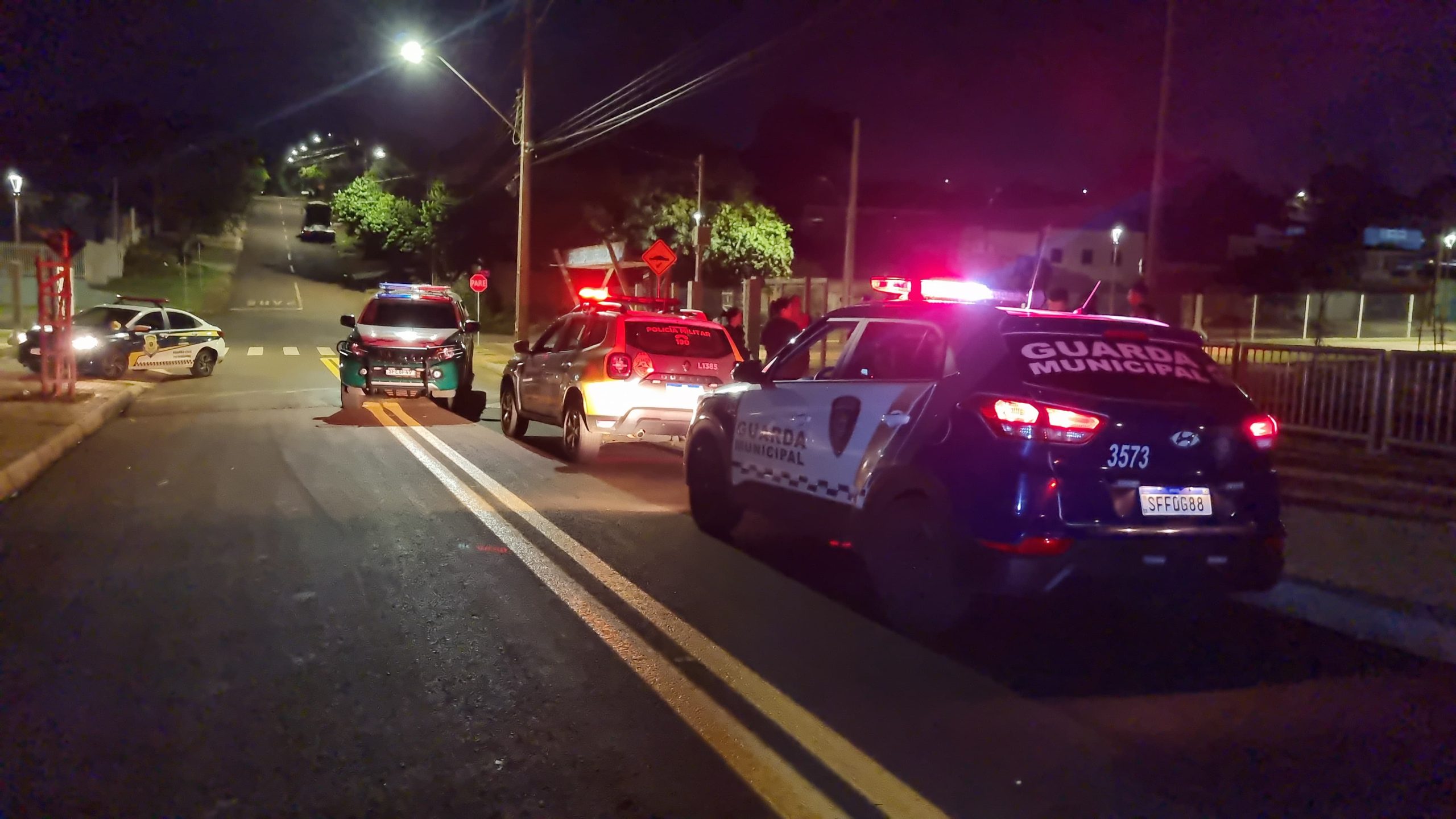 Rolo e confusão! Homem de 37 anos é espancado por homens e mulheres após discussão em bar no Santa Felicidade