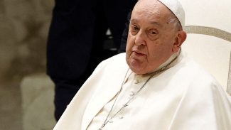 Papa pode aparecer neste domingo para saudação aos fiéis, diz Vaticano