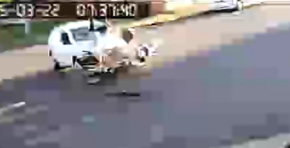 Pancada entre moto e Gol no Morumbi é registrada por câmera de segurança