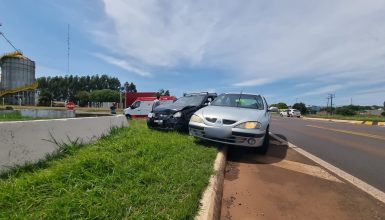 Imagem referente a Samu atende vítimas de acidente entre Megane e Logan na BR-277