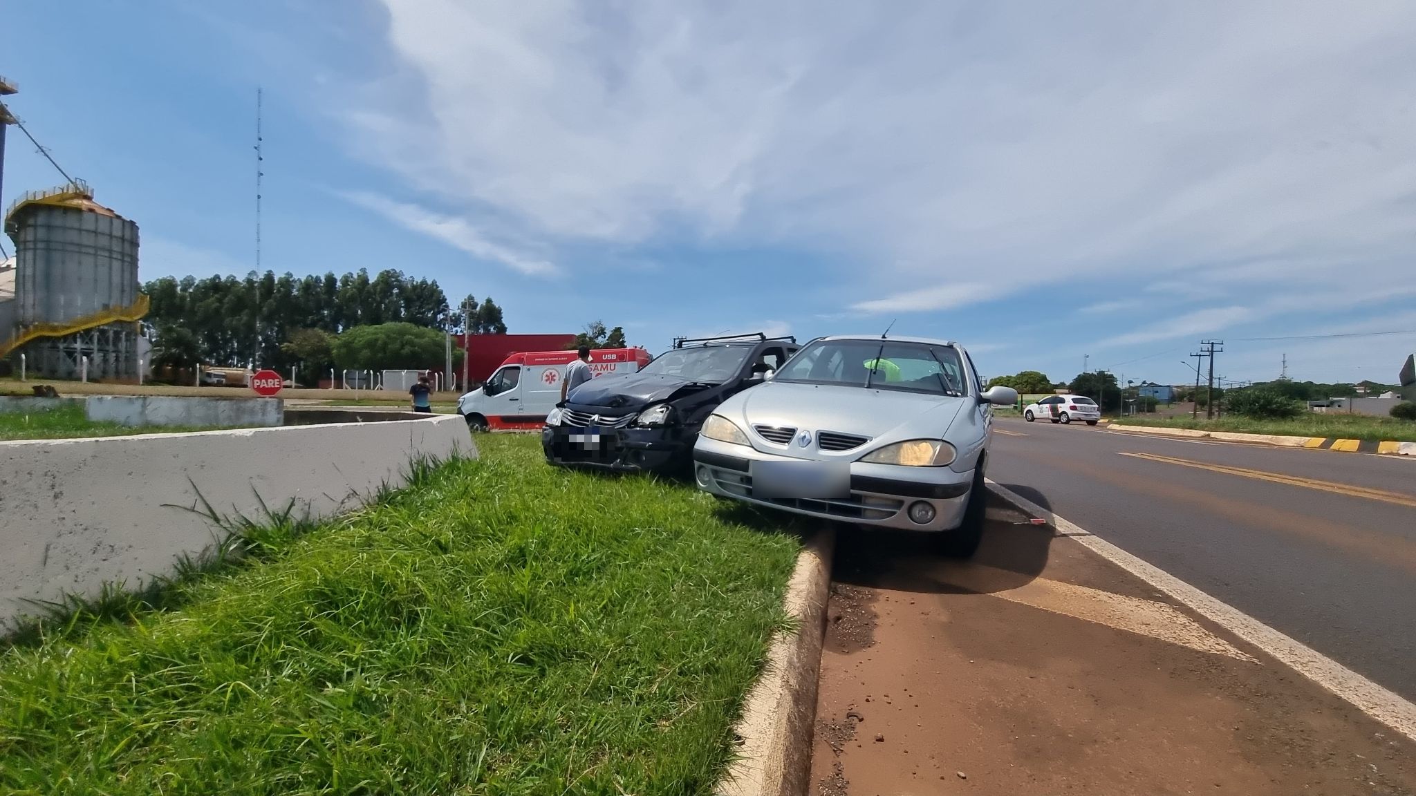 Samu atende vítimas de acidente entre Megane e Logan na BR-277