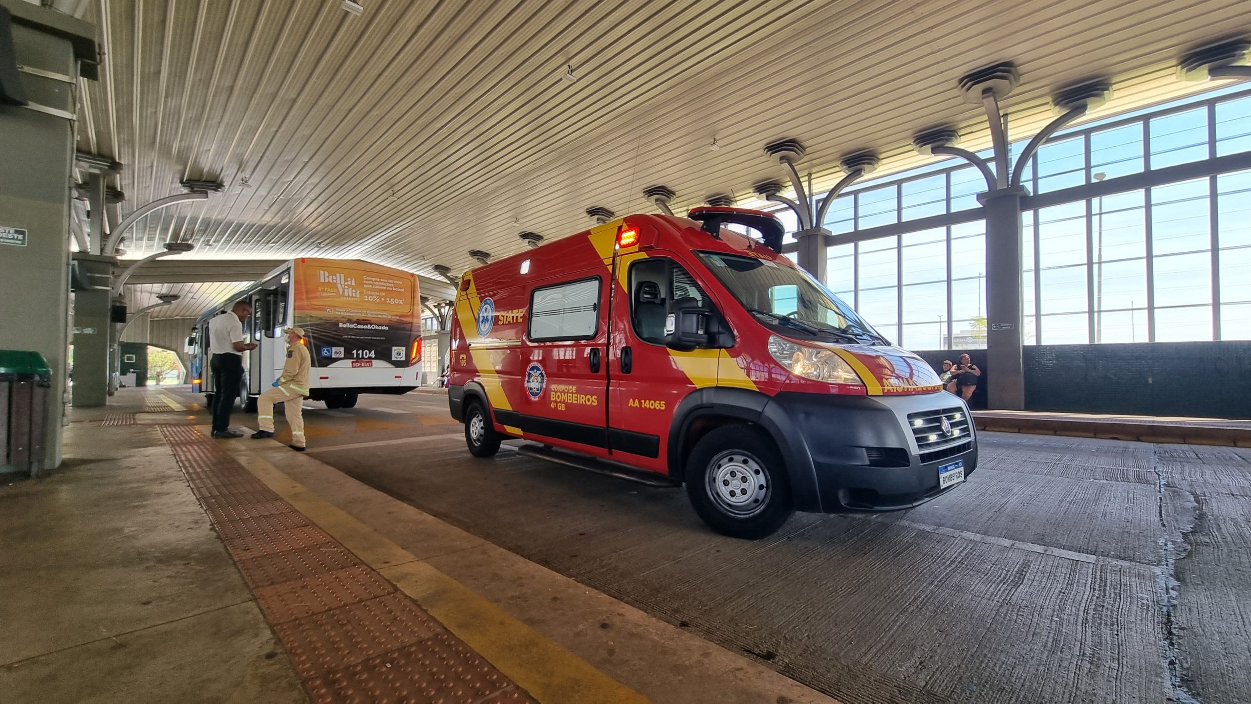 Idosa cai ao descer do ônibus no Terminal Oeste