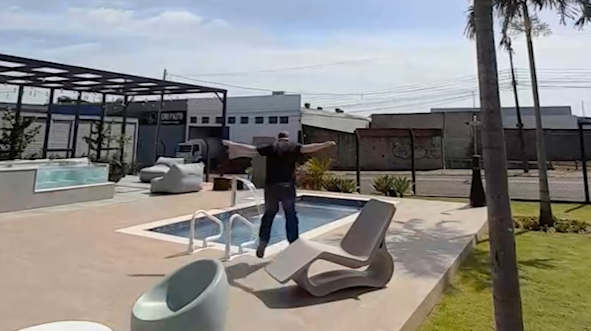 "Fala duvido aqui pra você ver, nós aqui é doido": veja o pulo na piscina pelo ângulo do motoboy