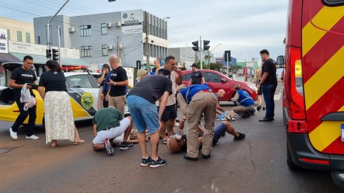Mãe e criança são atropeladas em acidente com três vítimas na Avenida Carlos Gomes Imagem referente a Mãe e criança são atropeladas em acidente com três vítimas na Avenida Carlos Gomes