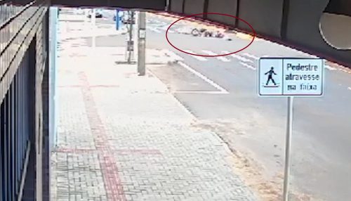 Câmera flagra momento em que mãe e filha são atropeladas na Avenida Carlos Gomes Imagem referente a Câmera flagra momento em que mãe e filha são atropeladas na Avenida Carlos Gomes