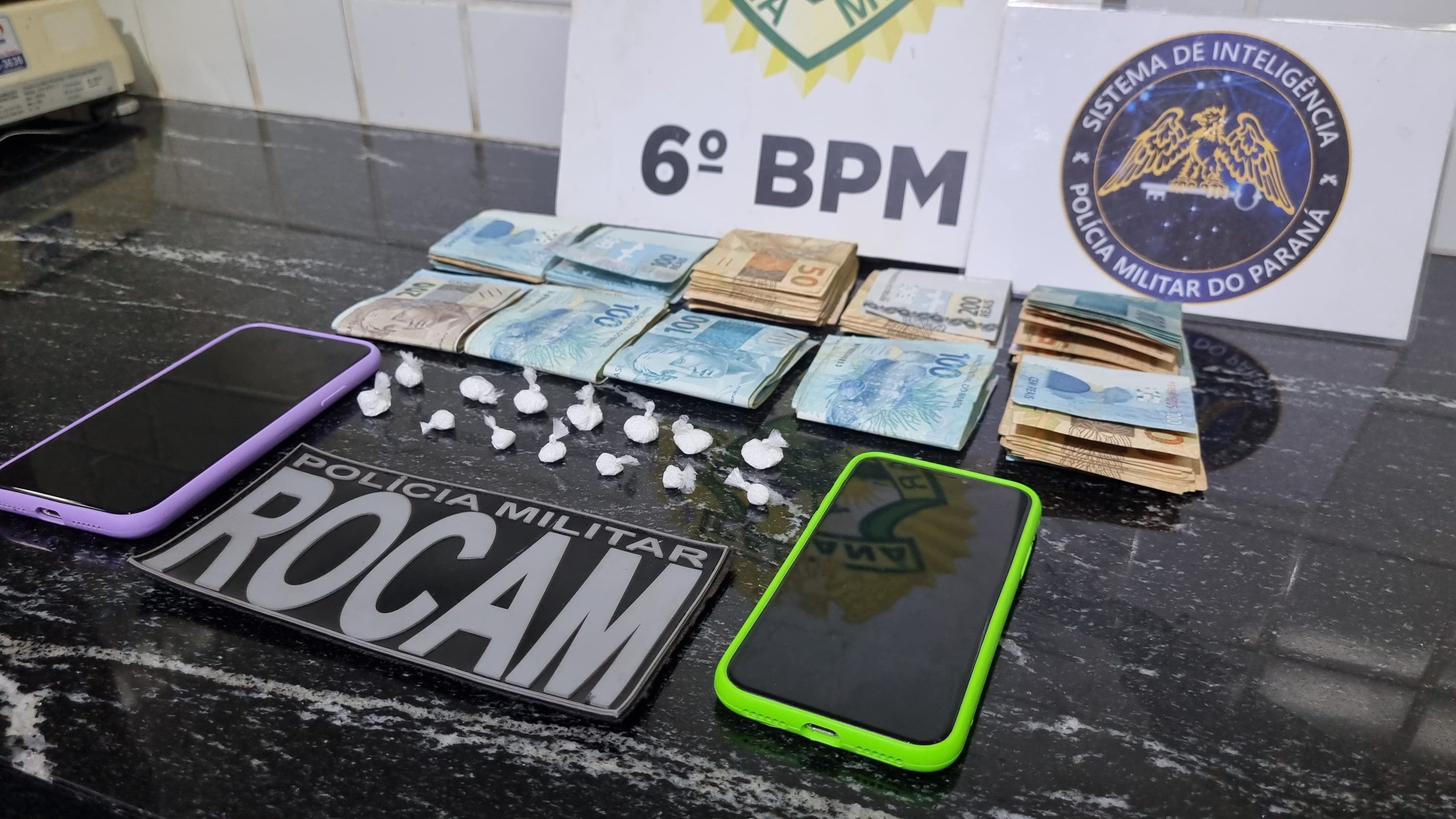 Jovem suspeito de tráfico de drogas é detido com cocaína e R$ 10,8 mil no Floresta