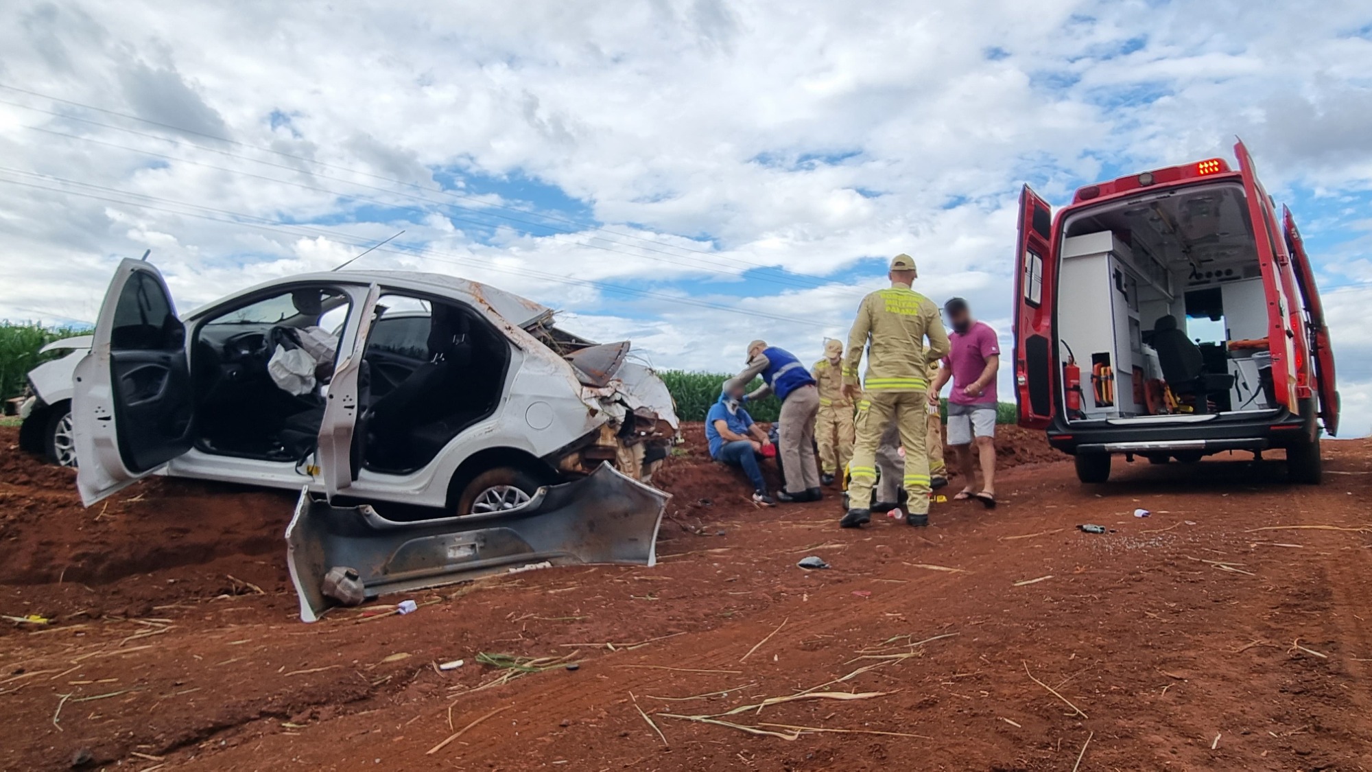Motorista perde o controle da direção e capota carro na BR-369