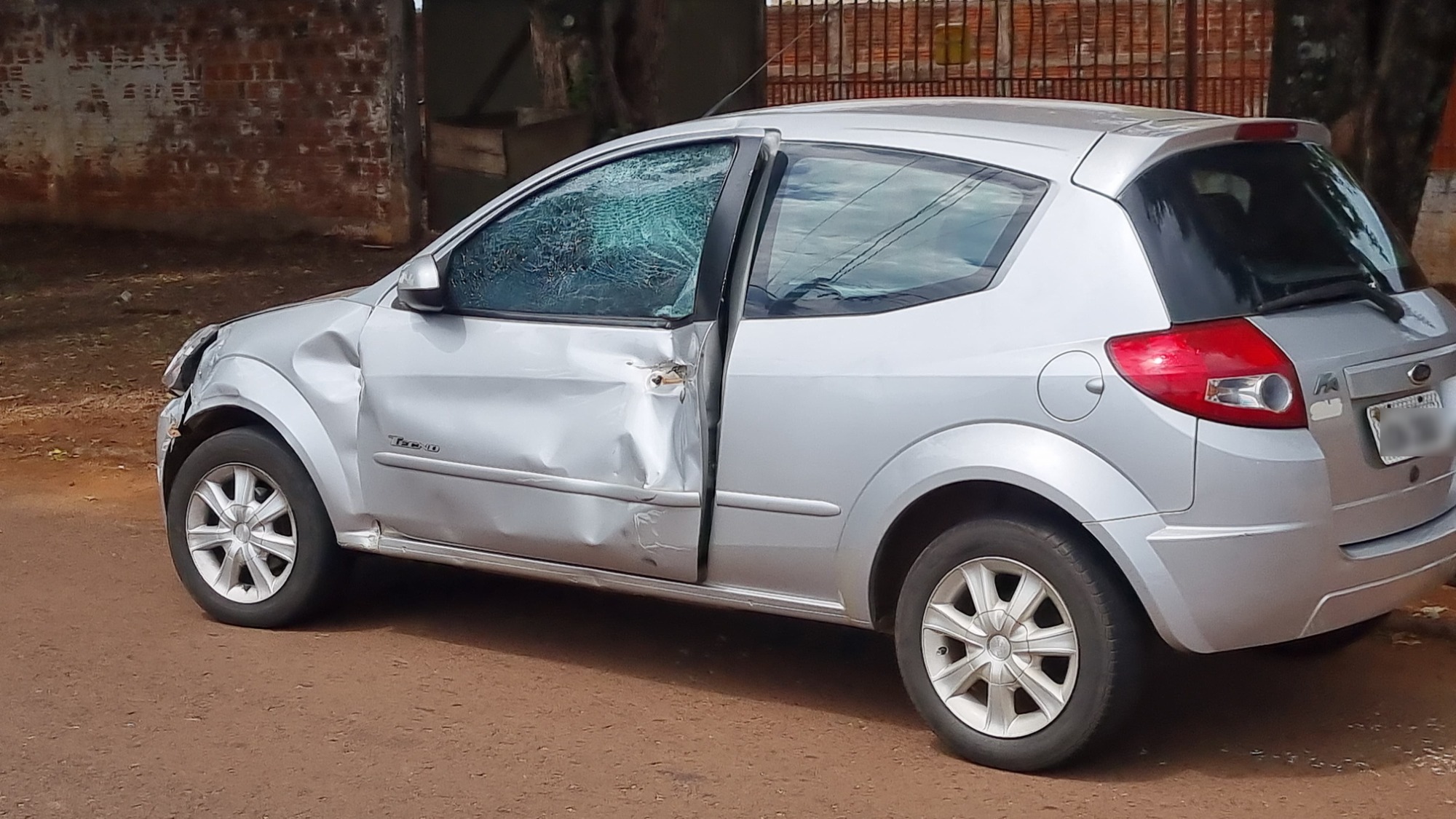 Carro e moto se envolvem em acidente no Bairro Cascavel Velho