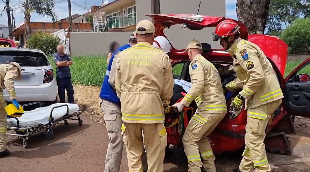 Mulher é retirada pelo porta-malas ao ter carro atingido e colidir contra árvore na Rua Fortunato Bebber
