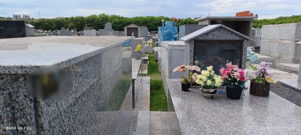Homem reclama de falta de espaço entre túmulos no Cemitério Cristo Redentor