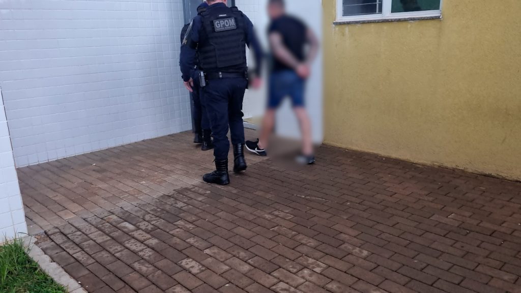 Mulher denuncia marido por relacionamento abusivo e agressivo