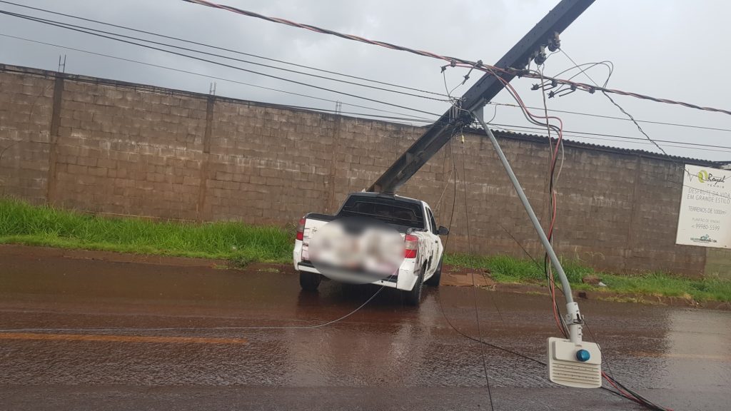 Carro atinge poste e depois motociclista se enrosca em fios no Bairro Canadá
