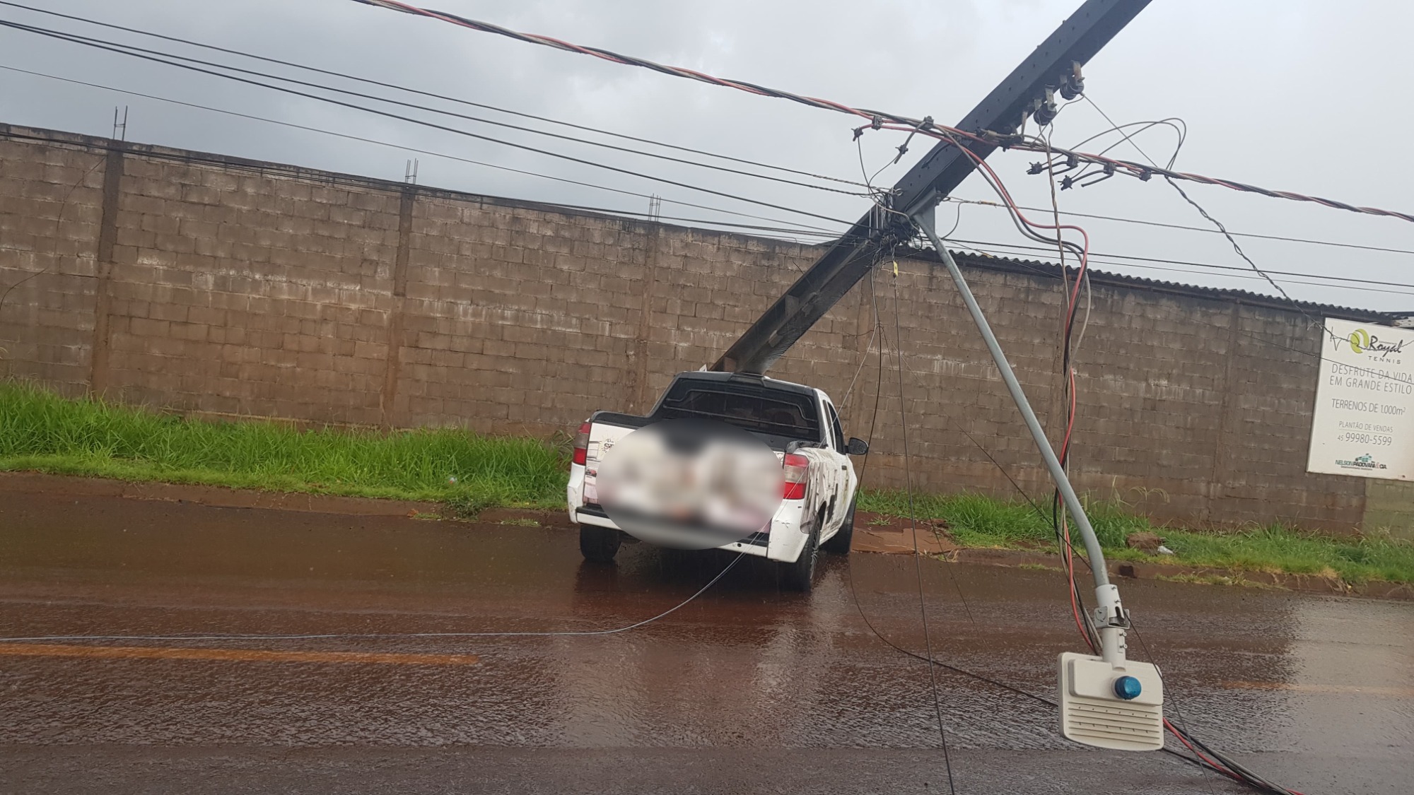 Carro atinge poste e depois motociclista se enrosca em fios no Bairro Canadá Carro atinge poste e depois motociclista se enrosca em fios no Bairro Canadá