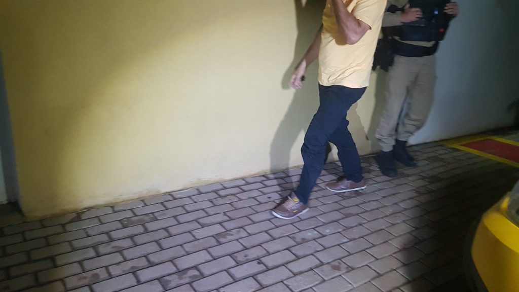 “Gorfou”: Procurado pelo crime de feminicídio é preso e vomita dentro da viatura