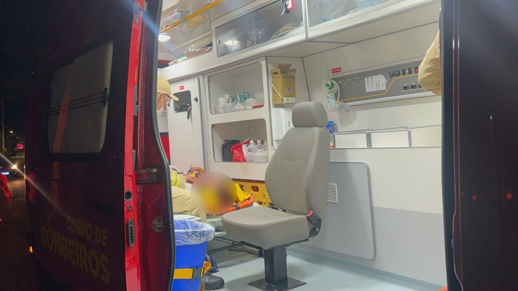 Mulher cai de moto após passar por buraco no Brasmadeira