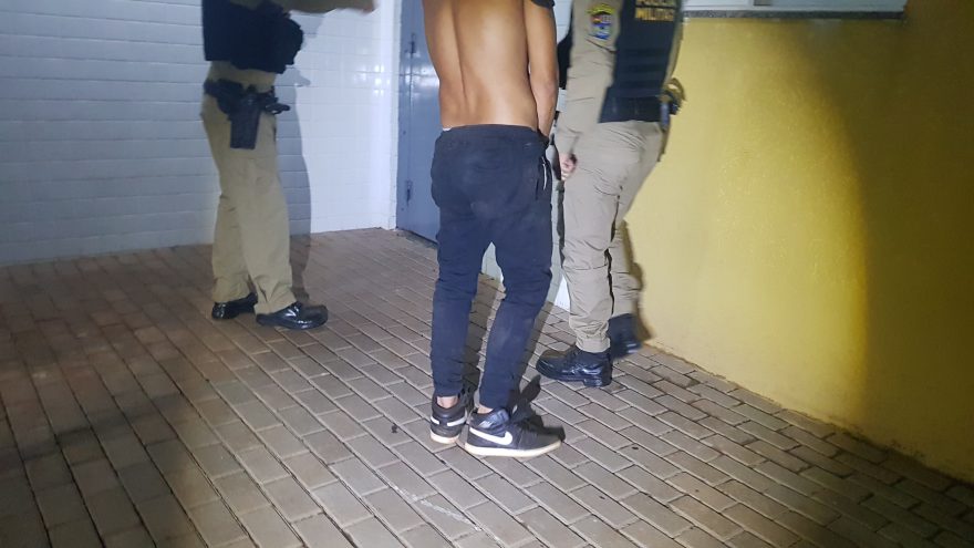 “Essa família é muito unida”: Rapaz é preso após invadir casa de familiares e agredir o primo