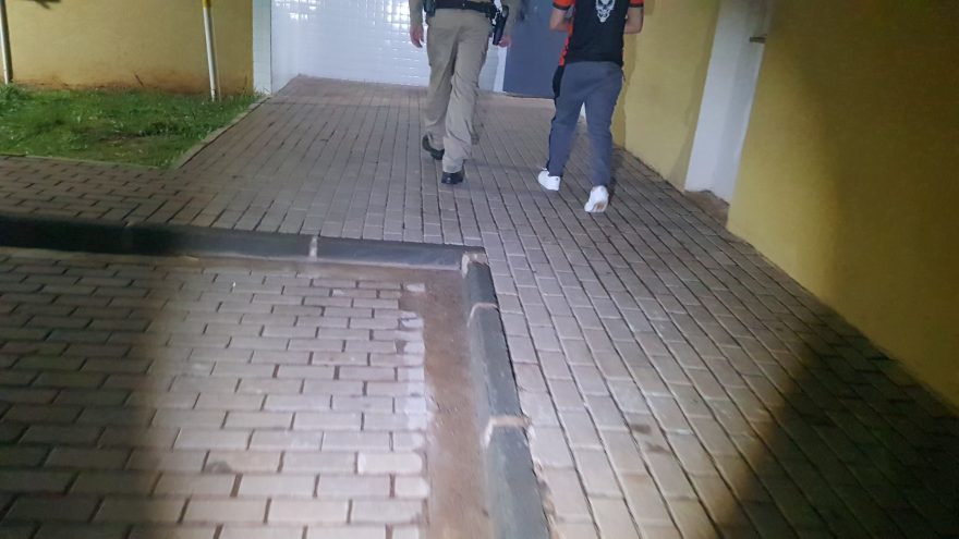 Homem é preso após empurrar mulher durante discussão