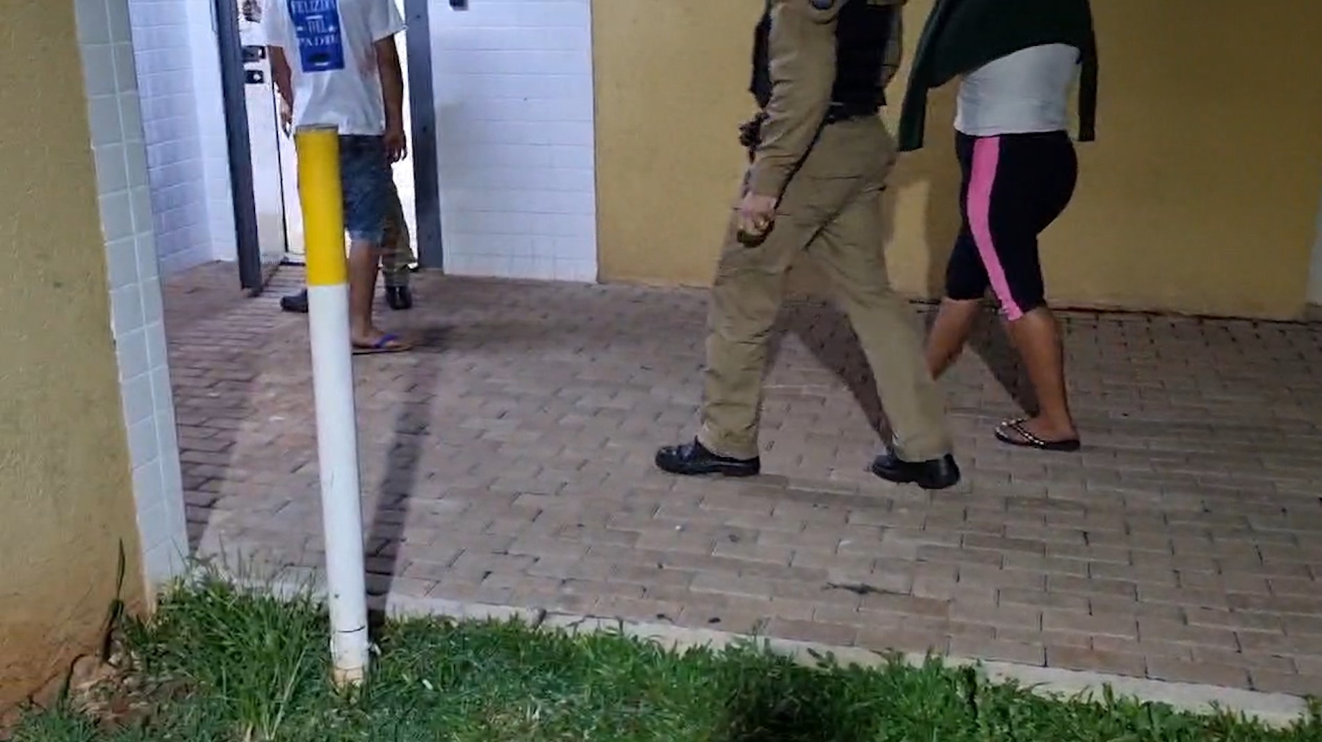 Venezuelanos que esfaquearam vizinha são presos pela Polícia Militar Venezuelanos que esfaquearam vizinha são presos pela Polícia Militar