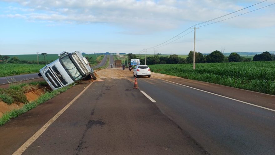 Caminhoneiro morre esmagado após ser ejetado em acidente na BR-163 em Toledo