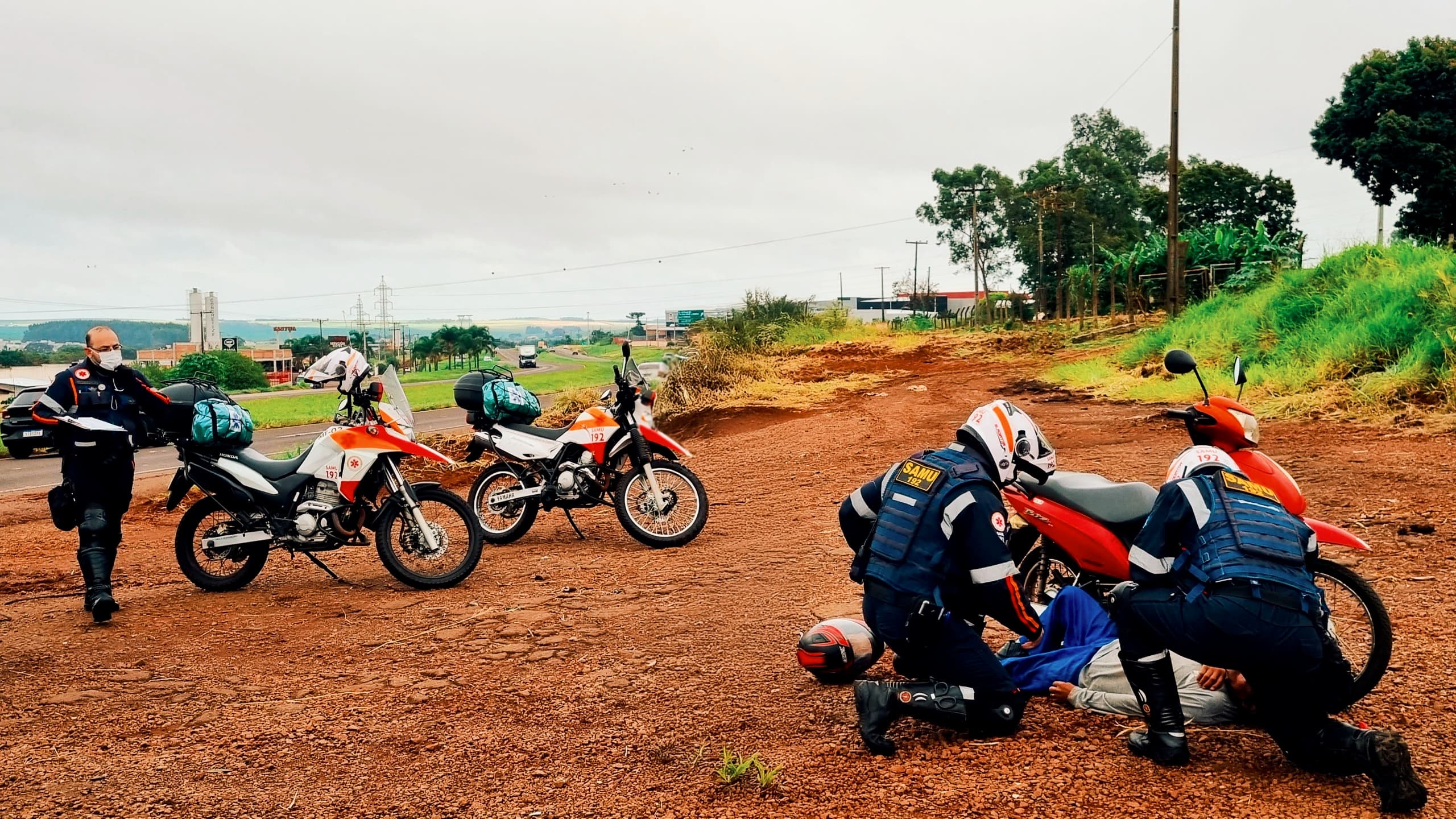 Homem é encontrado desacordado ao lado de motocicleta nas margens da BR-467, em Cascavel
