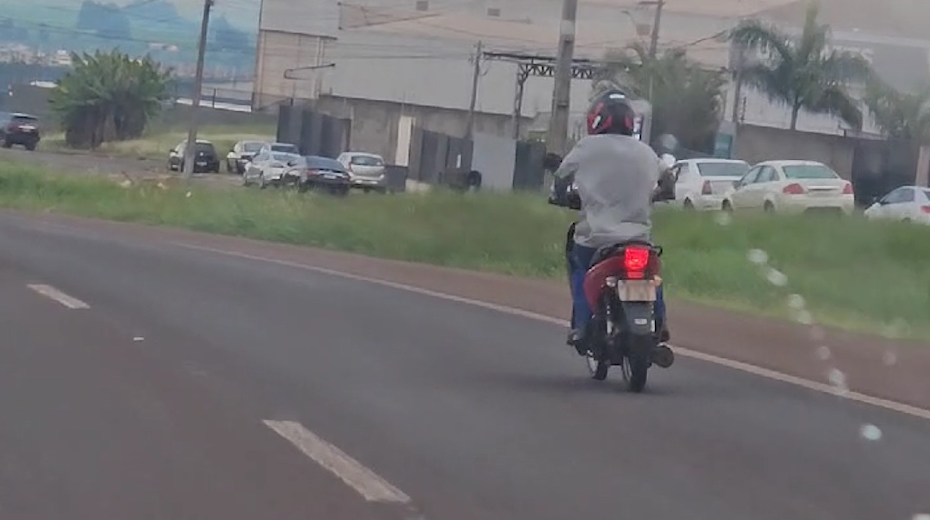 Vídeo flagra homem pilotando moto na BR-467 antes de ser encontrado desacordado às margens da rodovia Vídeo flagra homem pilotando moto na BR-467 antes de ser encontrado desacordado às margens da rodovia