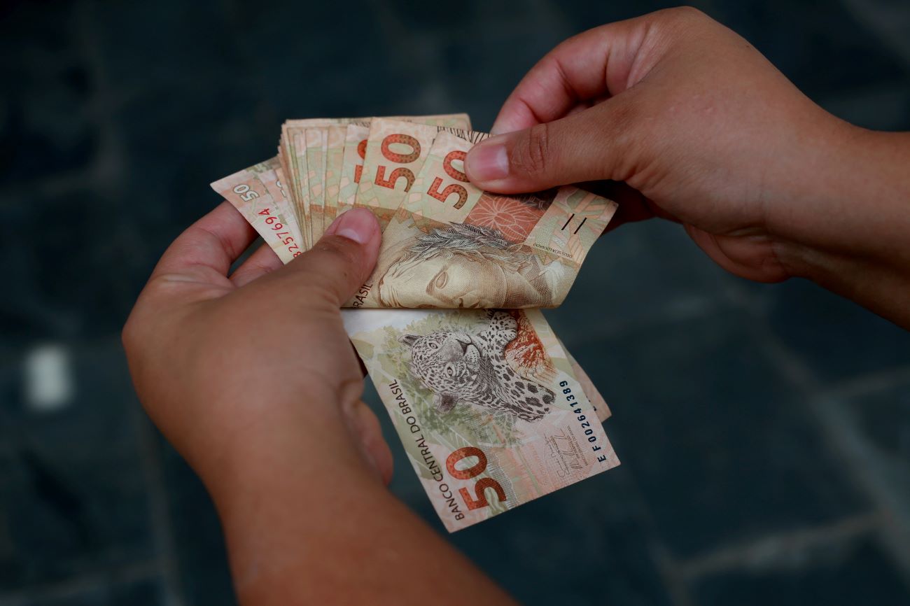 Grana sumindo do INSS! Juíza de Cascavel pega no flagra cobrança indevida em aposentadoria Grana sumindo do INSS! Juíza de Cascavel pega no flagra cobrança indevida em aposentadoria