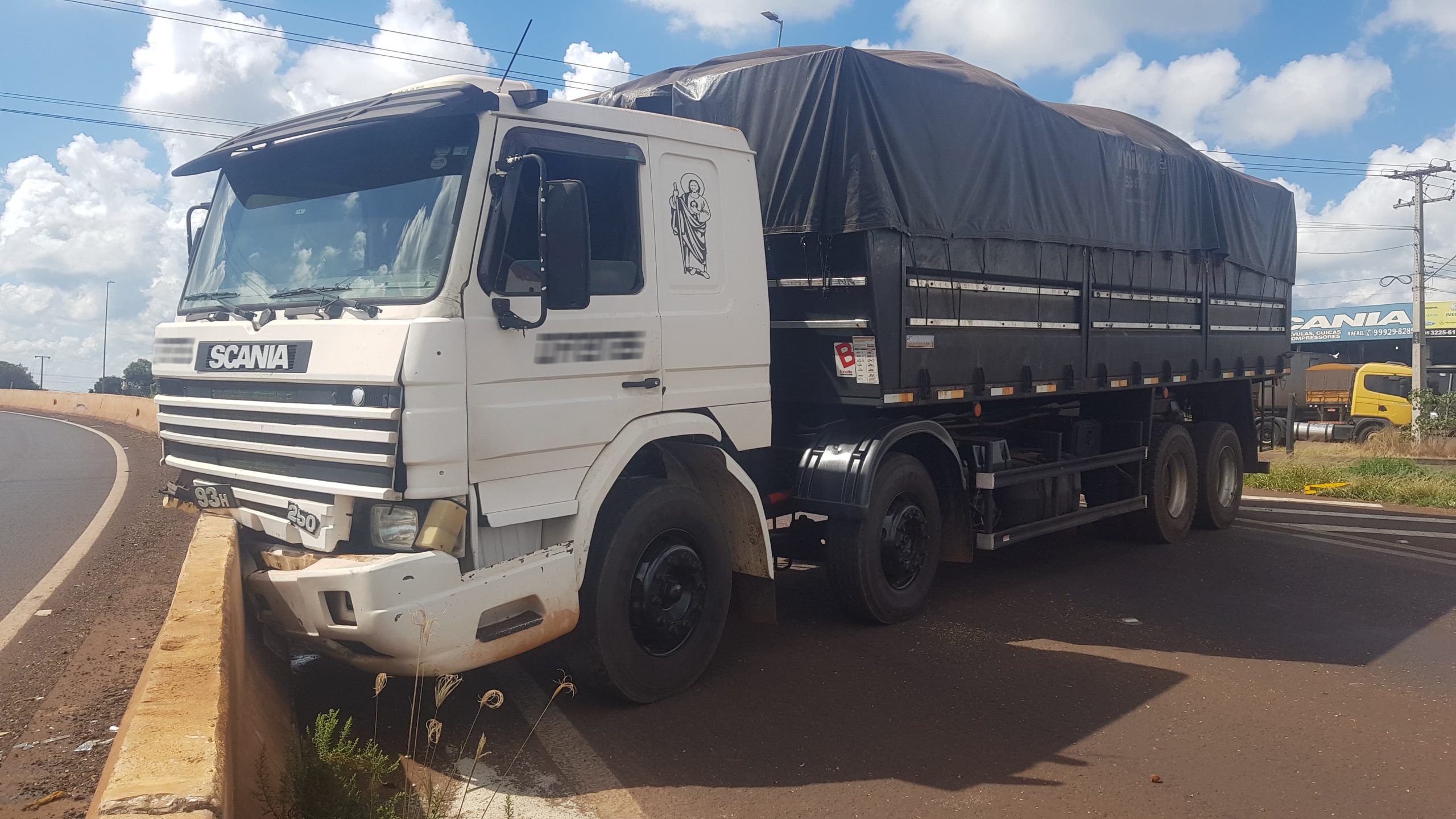 Caminhão desgovernado bate em mureta na PRc-467 e por pouco não provoca acidente grave em Cascavel Caminhão desgovernado bate em mureta na PRc-467 e por pouco não provoca acidente grave em Cascavel