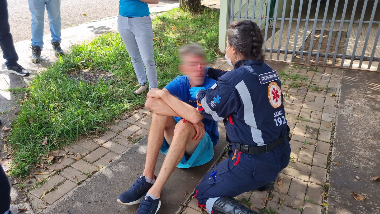 Pedestre cai na calçada e sofre vários ferimentos no Maria Luiza Pedestre cai na calçada e sofre vários ferimentos no Maria Luiza