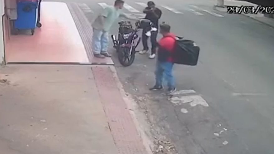 Dupla armada ataca motoboy em plena luz do dia; veja o vídeo