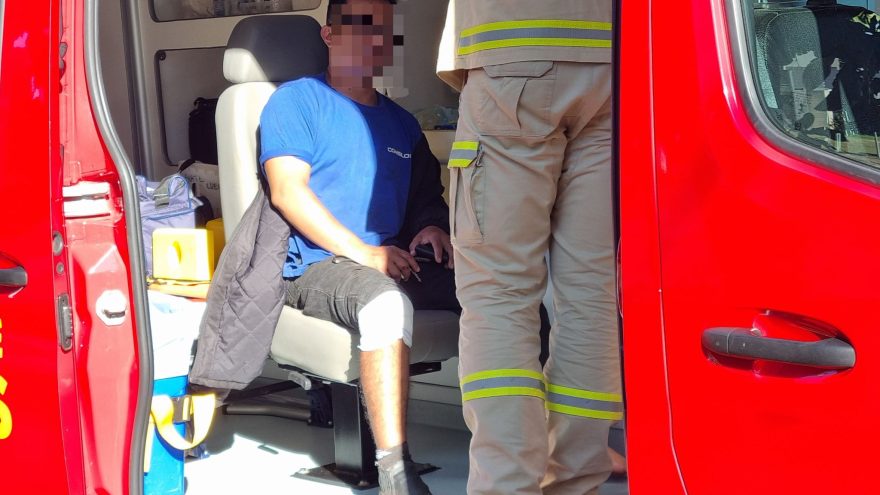 Motociclista é socorrido pelo Siate após sofrer acidente na Rua Copacabana